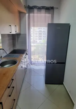 Manja kuhinja sa sudoperom, elementima i frižiderom. - image 10