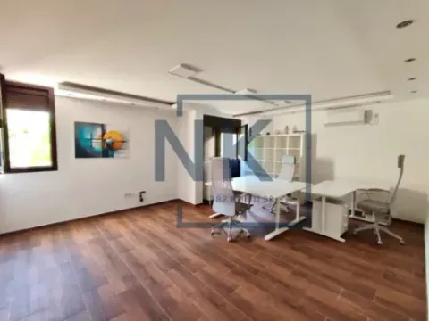 Izdavanje, poslovni prostor, 80m², Blok 5, Podgorica