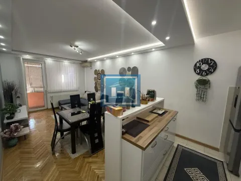 Pogled na dnevnu sobu sa trpezarijom i šankom u stanu. - image 4