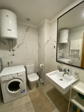 Moderno opremljeno kupatilo sa veš mašinom i tušem. - image 2