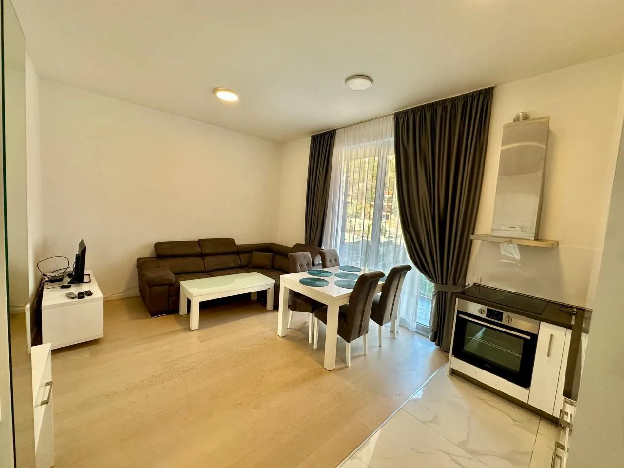 Izdavanje, dvosoban stan, 54m², Bečići, Budva