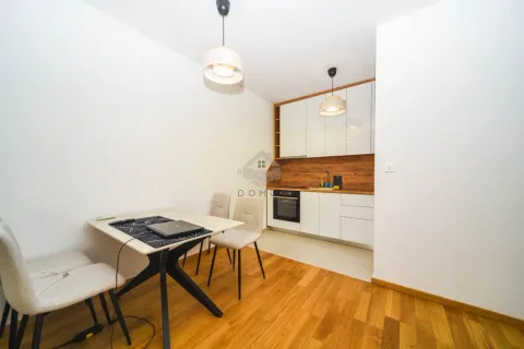 Kuhinja sa trpezarijom i modernim namještajem. - image 7