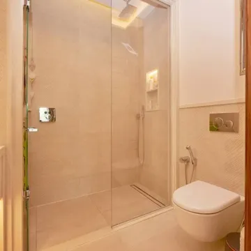 Moderno opremljeno kupatilo sa tuš kabinom i ugradnom sanitarijom. - image 5