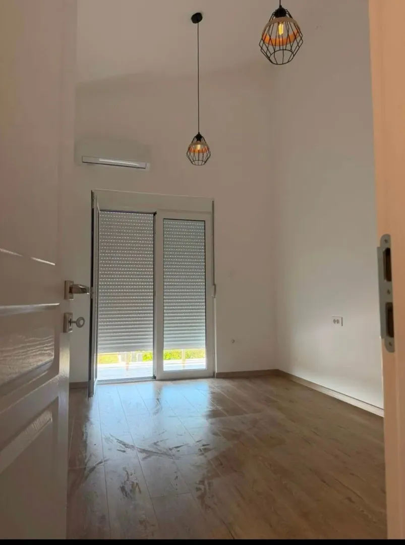 Izdavanje, kuća, 200m², Karaburško Polje, Podgorica
