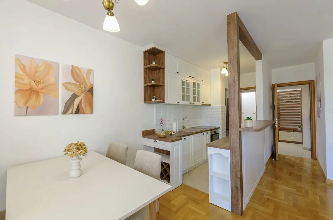 Bright and modern kitchen with a dining table in an open-plan space.