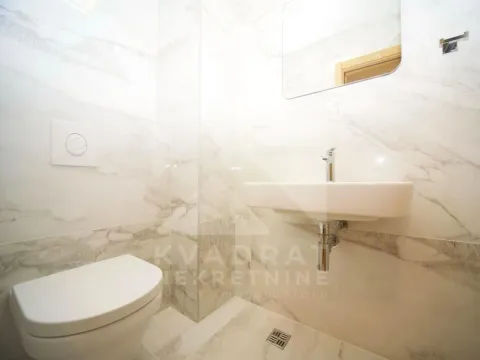 Moderno opremljeno kupatilo sa mermernim pločicama i sanitarijama. - image 11