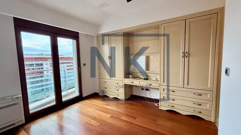Bedroom with built-in wardrobe and a desk.
