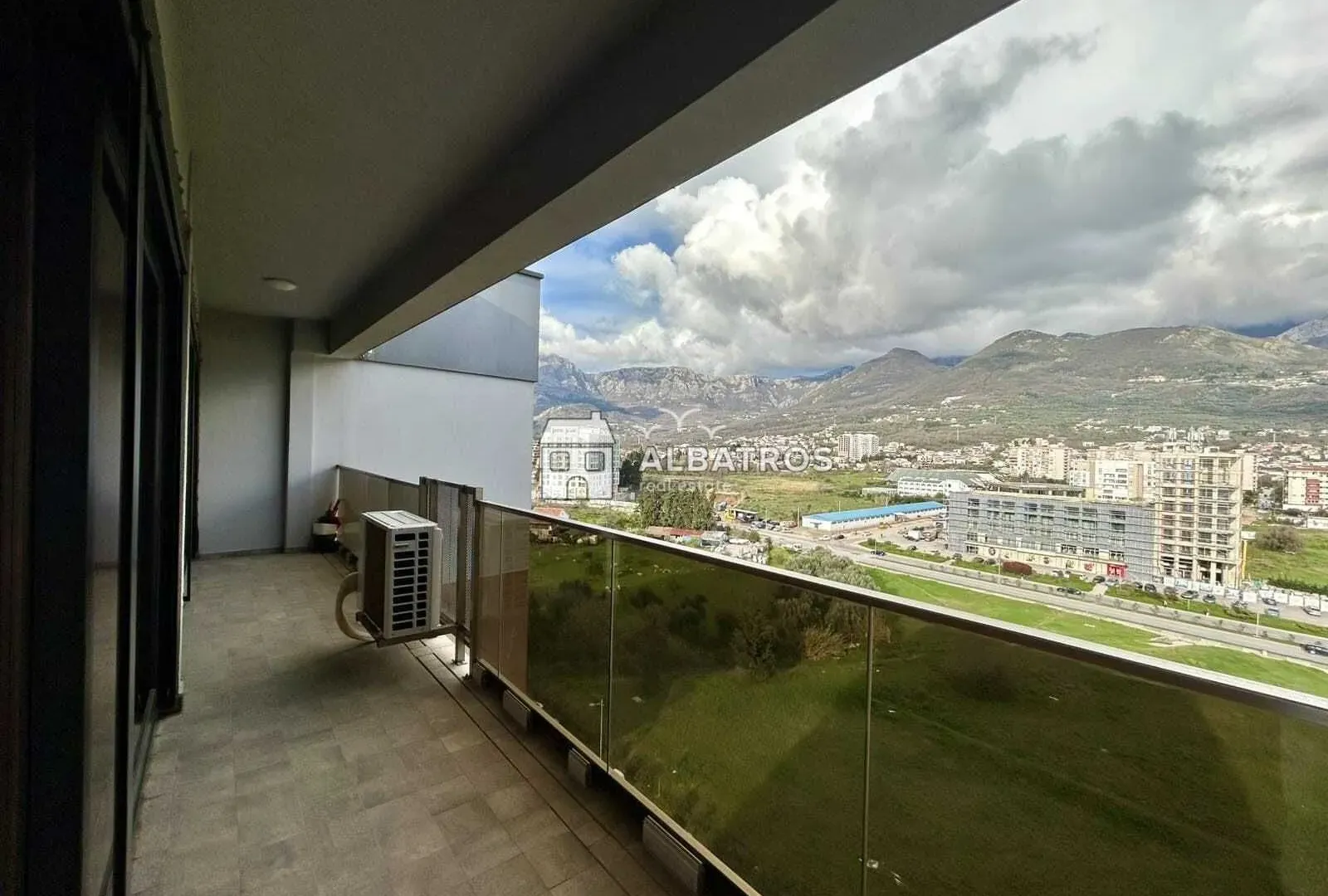 Rent, one bedroom apartment, 72m², Centar, Bar