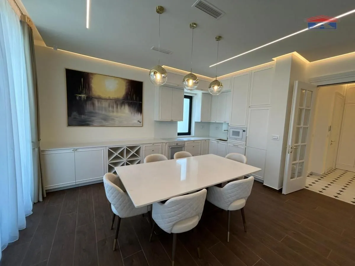 Izdavanje, četvorosoban stan, 120m², Sremska Kamenica, Petrovaradin