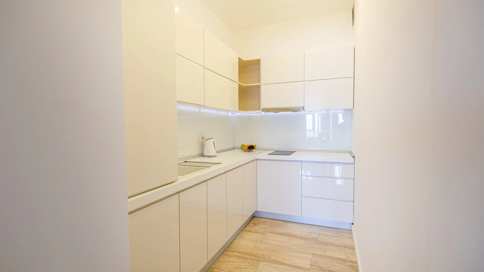 Izdavanje, jednosoban stan, 77m², Tre Canne, Budva