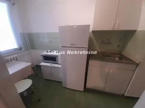 Manja kuhinja sa belim elementima, frižiderom i trpezarijskim stolom. - image 4