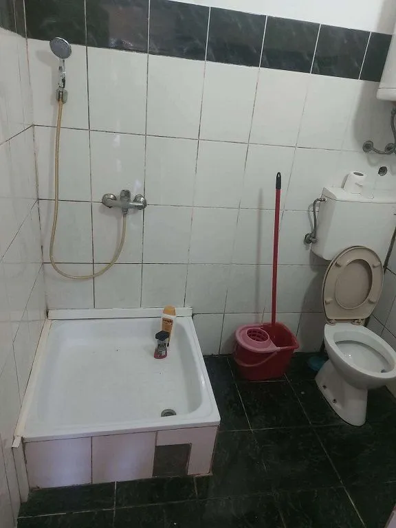 Manje kupatilo sa tuš kabinom i toaletom.