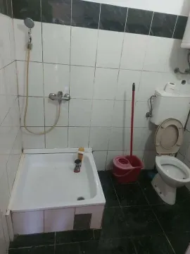 Manje kupatilo sa tuš kabinom i toaletom. - image 4