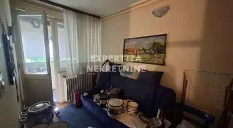 Dnevna soba sa kaučem i izlazom na terasu. - image 3