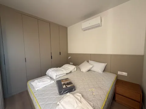 Spavaća soba sa bračnim krevetom, ugradnim plakarom i klima uređajem. - image 12