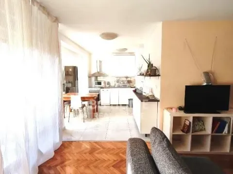 Izdavanje, trosoban stan, 76m², Kalenić Pijaca, Vračar Sve Podlokacije - image 4