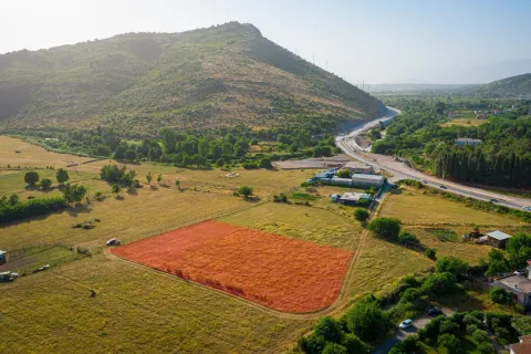 Pogled iz vazduha na zemljište sa označenom parcelom i okolnim pejzažem. - image 5