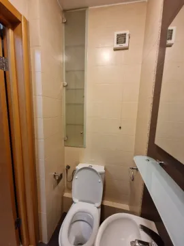 Malo kupatilo sa toaletom, umivaonikom i svijetlim pločicama. - image 17