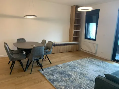 Dnevna soba sa trpezarijom, modernim nameštajem i drvenim podom. - image 2
