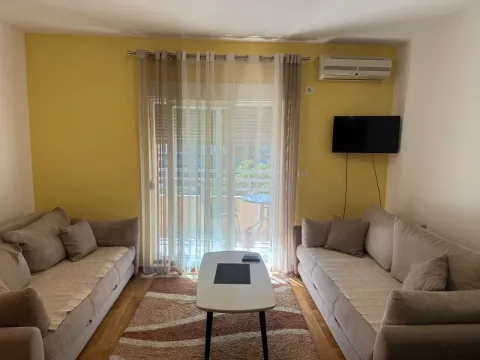 Dnevni boravak sa garniturama, stočićem i izlazom na terasu. - image 2