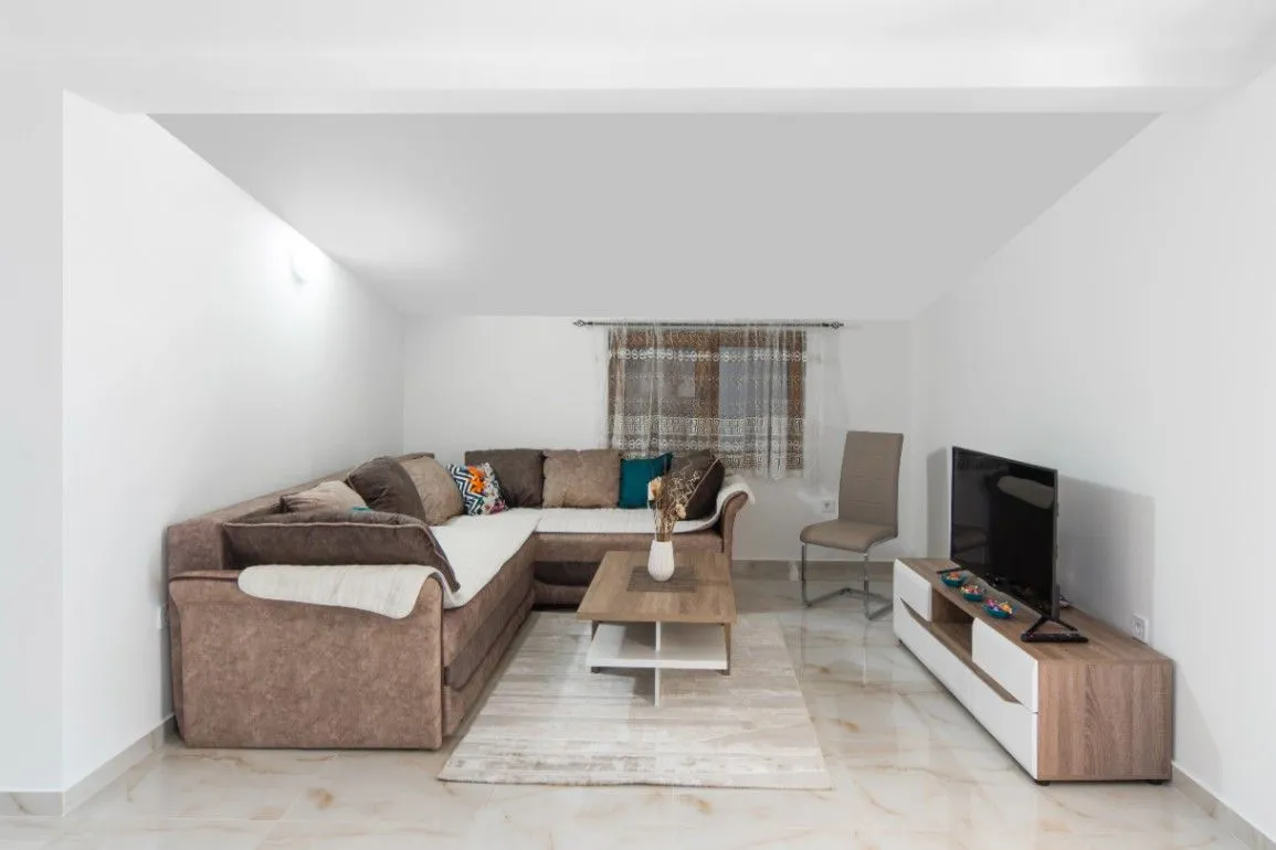 Izdavanje,  stan, 93m2, Škaljari, Kotor