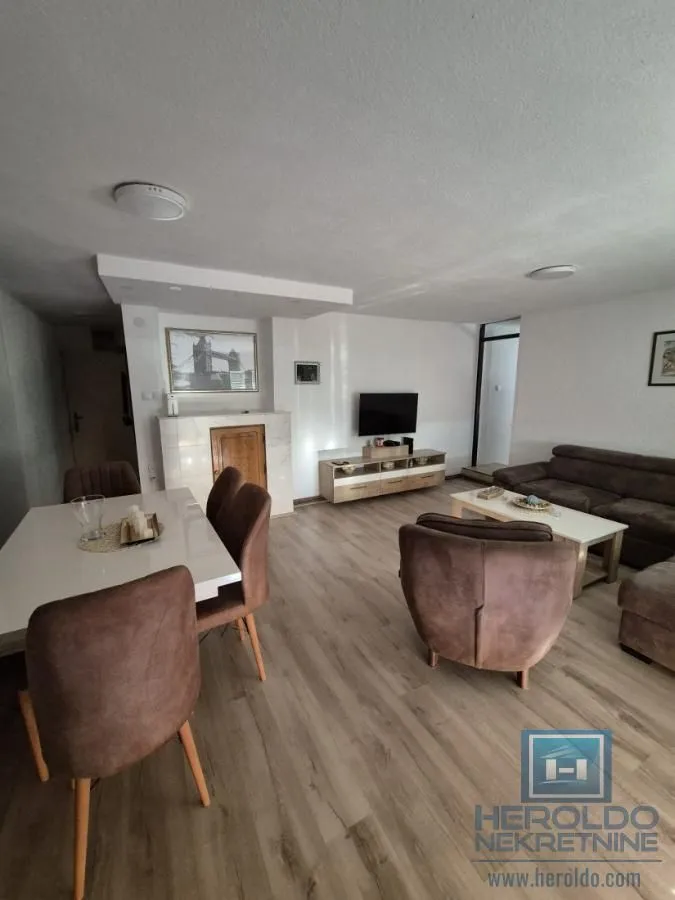 Prodaja, trosoban stan, 93m², Ćuprija, Srbija