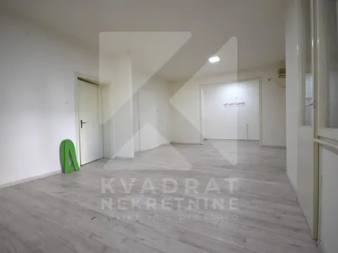 Izdavanje, dvosoban stan, 85m², Centar, Podgorica - image 2