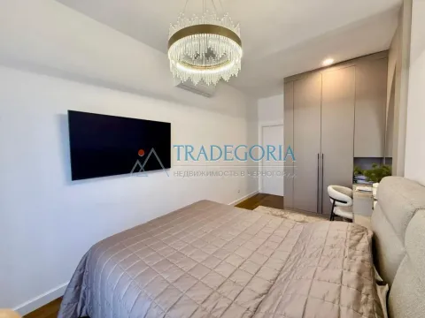 Moderna spavaća soba sa bračnim krevetom, garderoberom i televizorom na zidu. - image 15