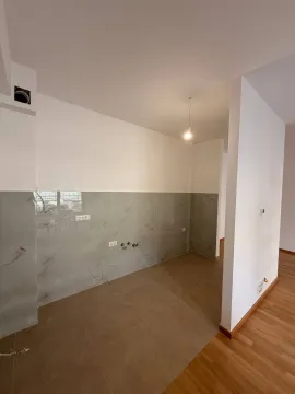 Nezavršena kuhinja sa keramičkim pločicama i priključcima za vodu i struju. - image 3
