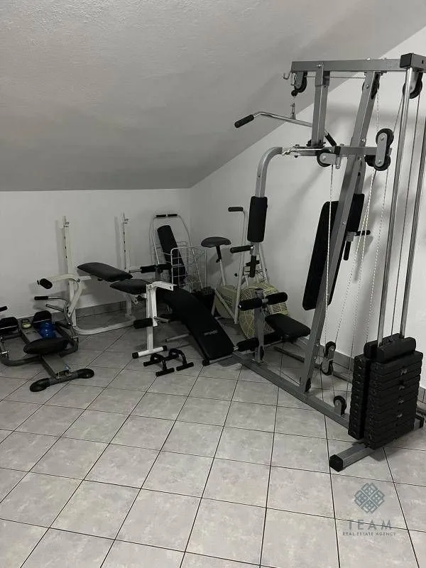 Izdavanje, kuća, 400m², Zlatica, Podgorica