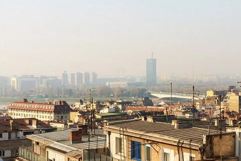 Pogled sa prozora na gradski pejzaž i reku. - image 9