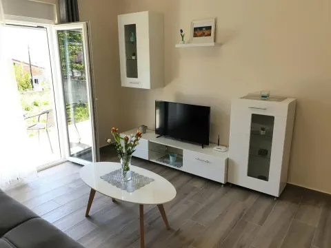 Izdavanje, stan, 55m², Tivat, Crna Gora - image 1