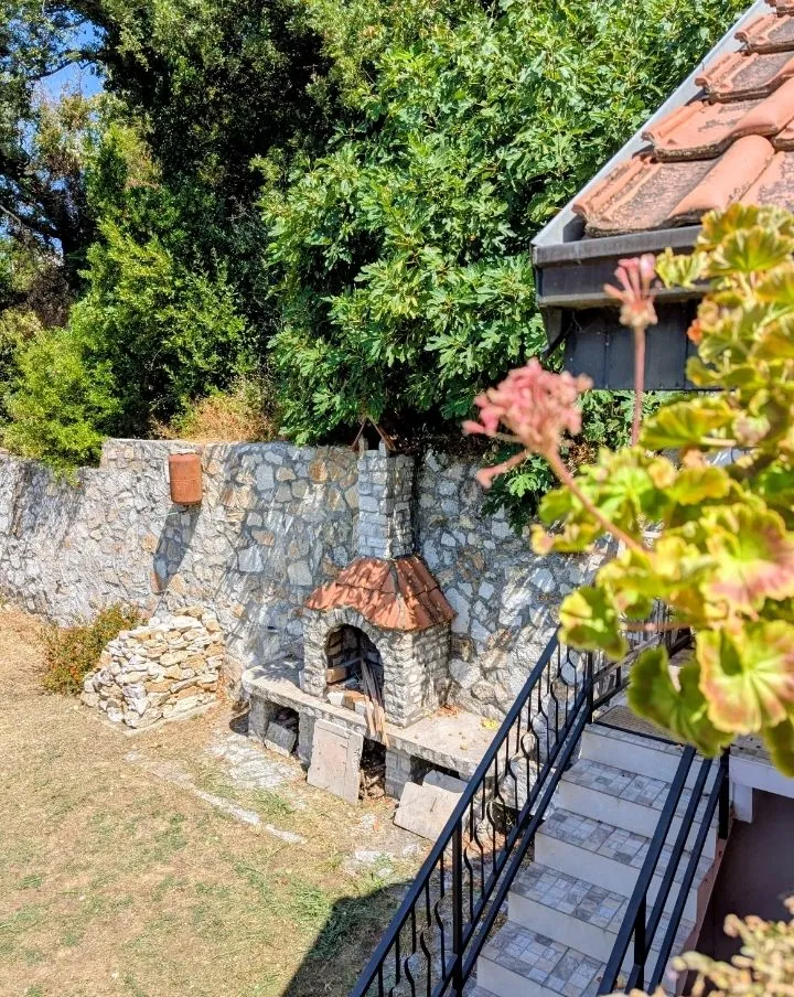 Dvorište kuće sa zidanim roštiljem i stepeništem.