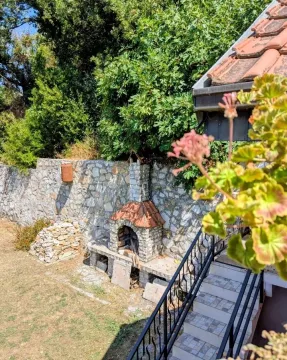 Dvorište kuće sa zidanim roštiljem i stepeništem. - image 4