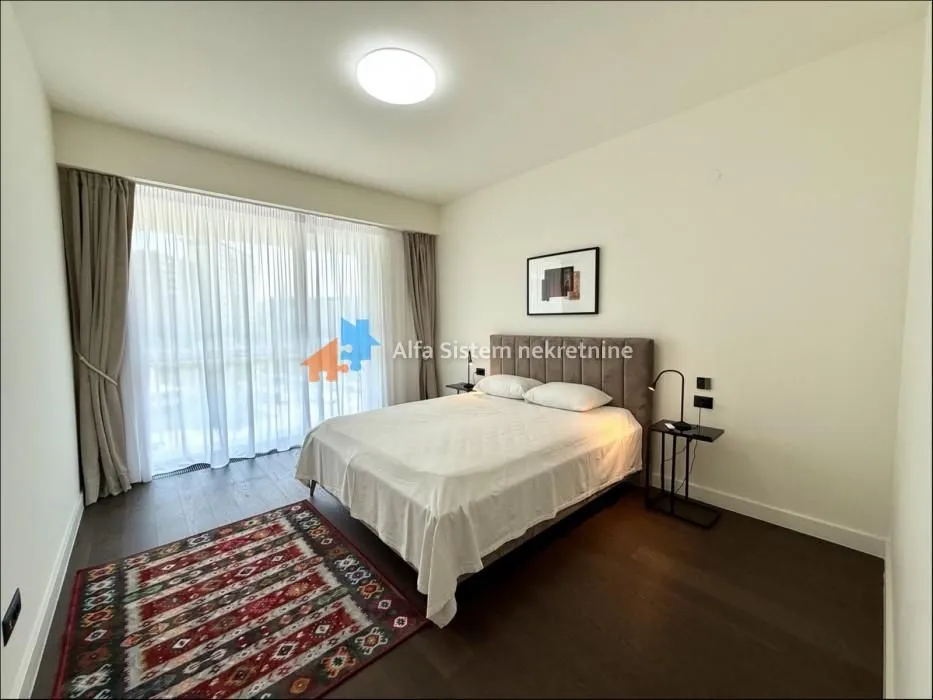 Izdavanje, četvorosoban stan, 110m², Savski Venac, Beograd