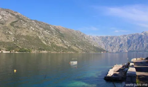 Pogled na more i planine sa obale. - image 2