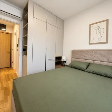 Moderna spavaća soba sa bračnim krevetom, ugradnim garderoberom i slikom na zidu. - image 6