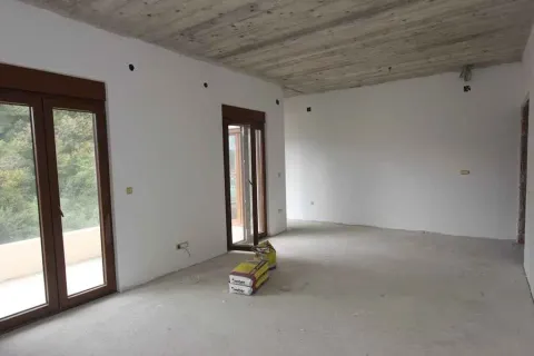 Prostrana prostorija u sivoj fazi gradnje sa velikim prozorima. - image 10