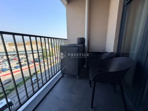 Manji namješten balkon sa stolicama i pogledom na grad. - image 12