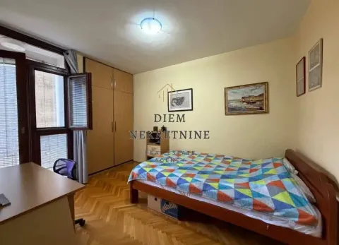 Namještena spavaća soba sa krevetom, radnim stolom i ugradnim plakarom. - image 5