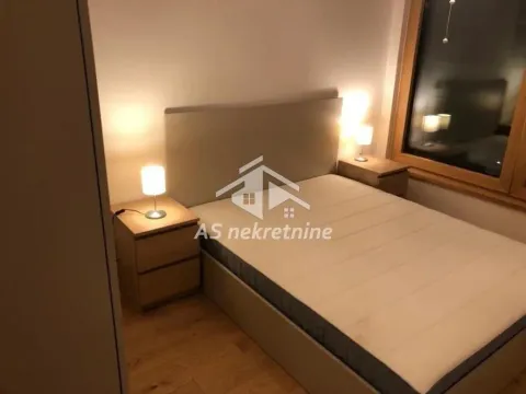 Spavaća soba sa bračnim krevetom i noćnim stočićima. - image 13