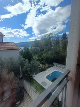 Pogled sa balkona na dvorište sa bazenom i okolni pejzaž. - image 6