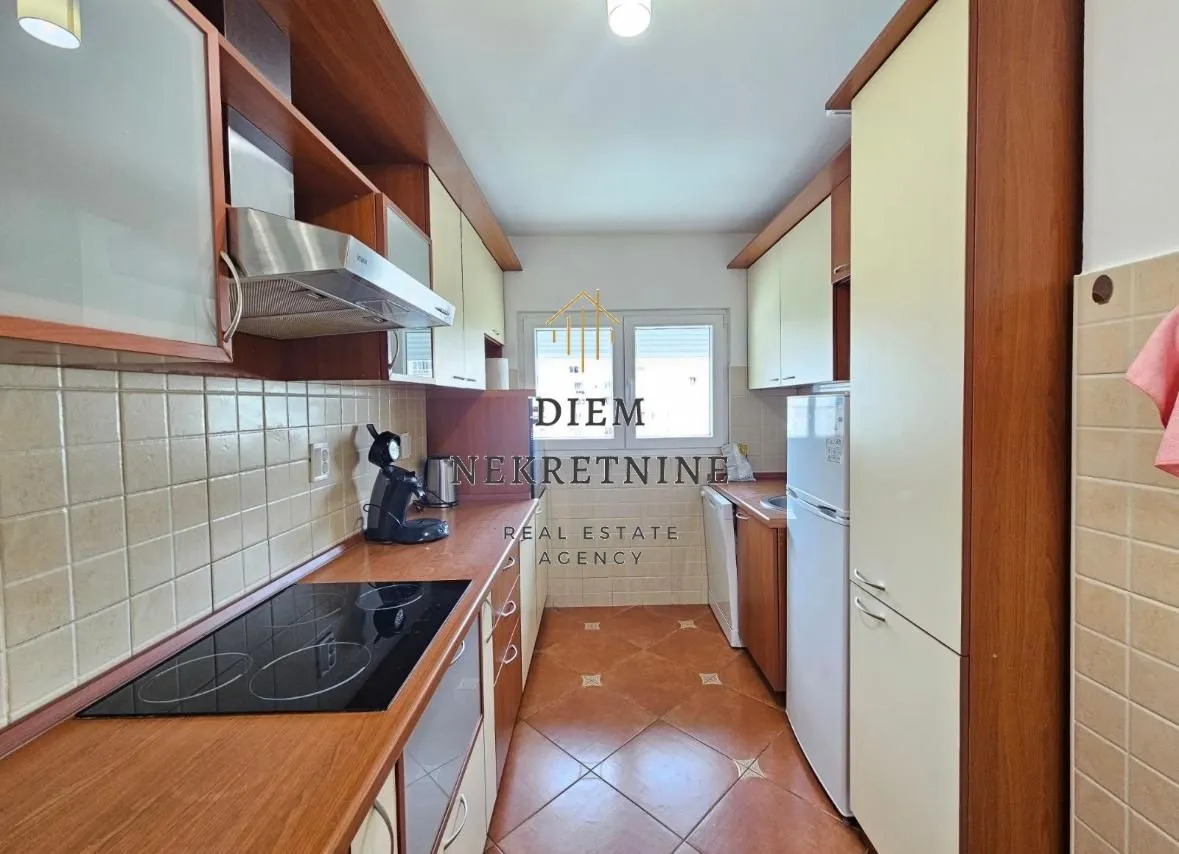 Izdavanje, trosoban stan, 120m², Centar, Bar
