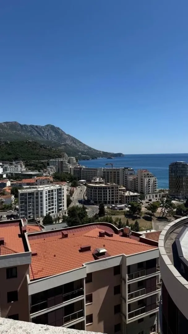 Pogled sa terase na grad, planinu i more.