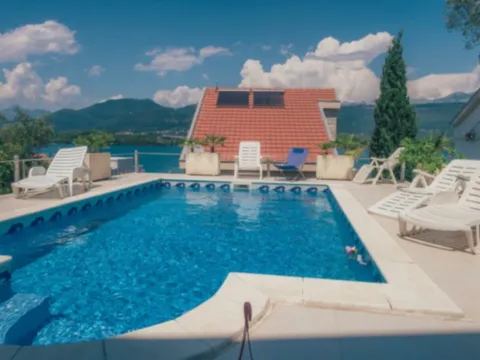 Rent, house, 220m², Đuraševići, Tivat - image 2