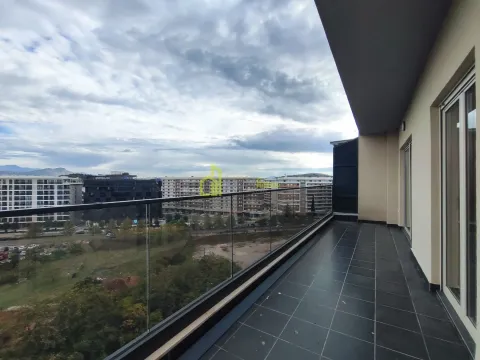 Prostrana natkrivena terasa sa staklenom ogradom i pogledom na grad. - image 16