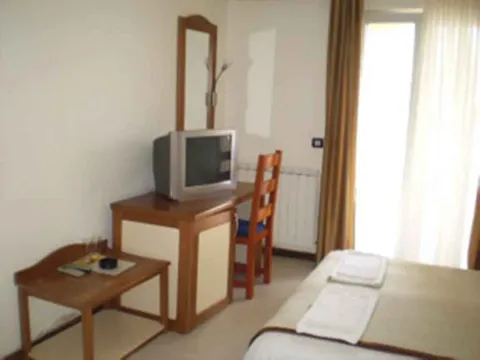 Svijetla spavaća soba sa radnim stolom i televizorom. - image 7