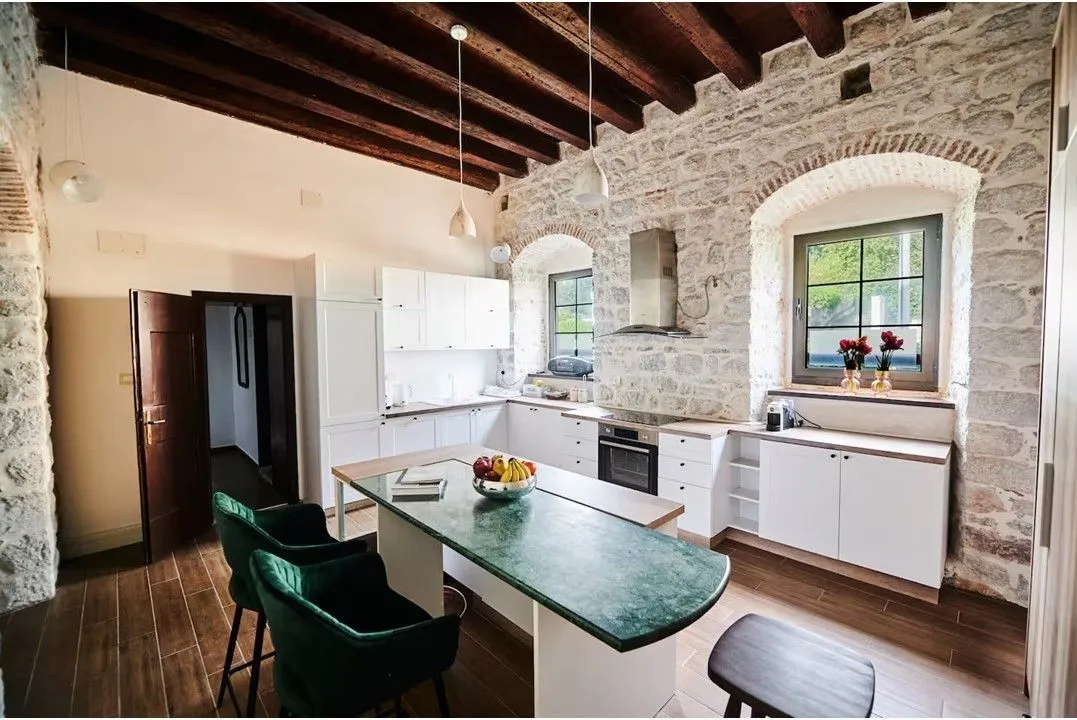 Prodaja, dvosoban stan, 129m², Dobrota, Kotor