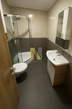 Moderno kupatilo sa tuš kabinom, umivaonikom i WC šoljom. - image 12