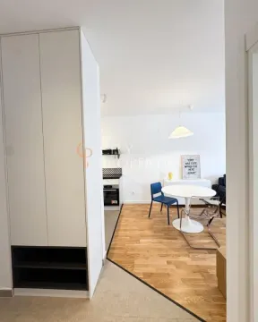 Dnevni boravak sa trpezarijom i ugradnim ormarom u hodniku. - image 3